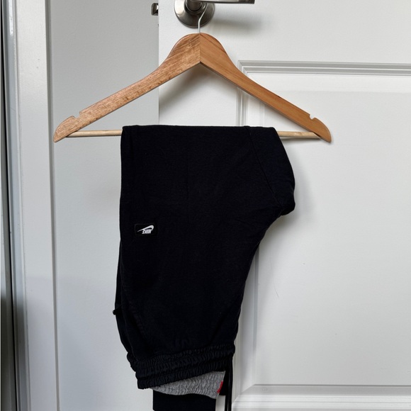 Nike Joggers in Black - Picture 2 of 3